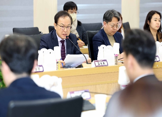  


김승호 인사혁신처장이 3월14일 세종시 정부세종청사에서 열린 '국·과장급 전략적 인사교류자 간담회'에서 참석자들과 의견을 나누고 있다.