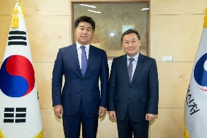 Minister Hwang meets with Dr. Alikhan Baimenov, the head of the ACSH. 의 목록 이미지 입니다. 