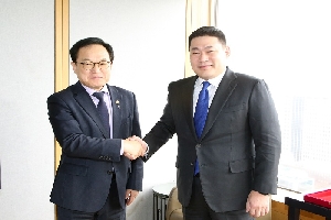 Meeting with the Prime Minister of Mongolia 의 목록 이미지 입니다. 