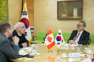 Meeting with the Clerk of the Privy Council of Canada 의 목록 이미지 입니다. 