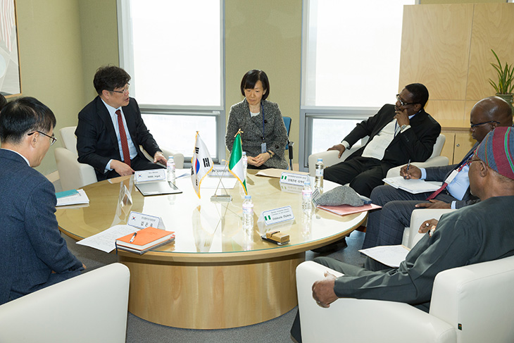 원형테이블에 앉아 담소를 나누는 나이지리아 반부패대통령 자문위원회 대표단 과 박제국 인사혁신처 차장