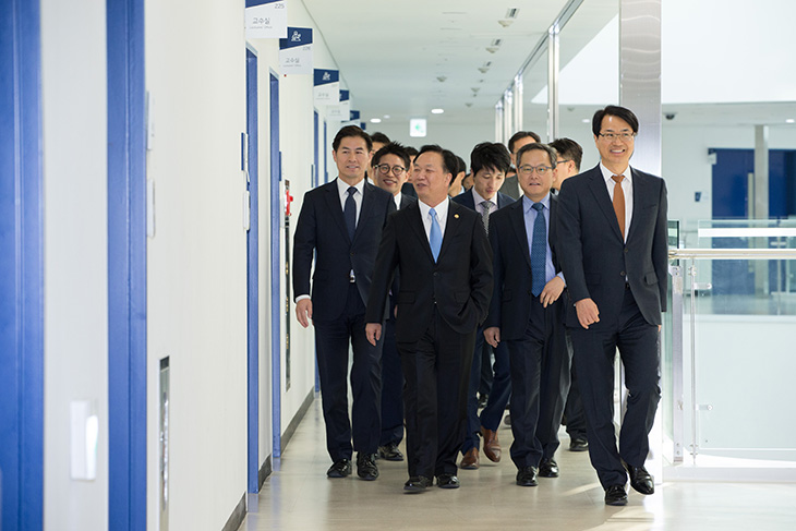 국가공무원인재개발원(이하 인재원) 진천 본원의 시설을 둘러보는 김동극 인사혁신처장과 관계자들 