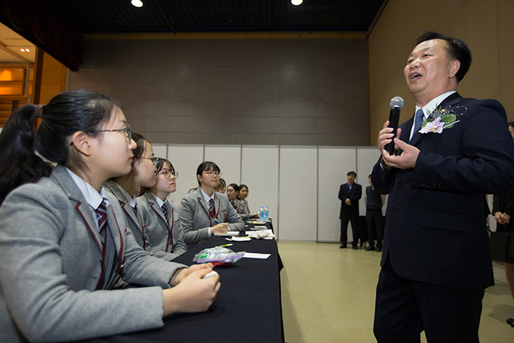 2016 공직박람회에서 고교생들과 질의응답 시간을 갖고 있는 김동극 인사혁신처장.