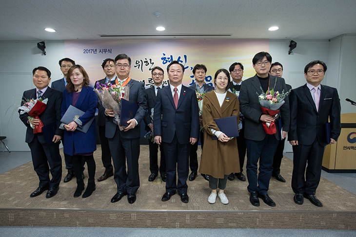 2017년 인사혁신처 시무식에 앞서 수상자들과의 단체사직을 찍는 김동극 인사혁신처장