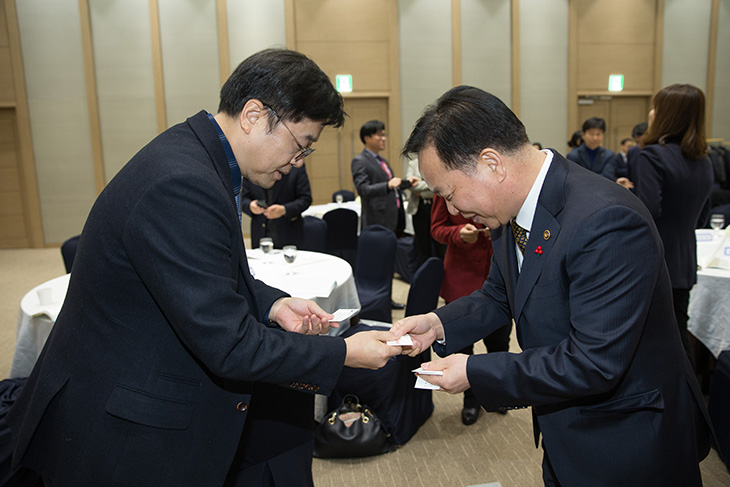인사혁신처 정책자문위원회 총회에 참석한 김동극 인사혁신처장이 신임위원들과 인사를 하는 모습 
