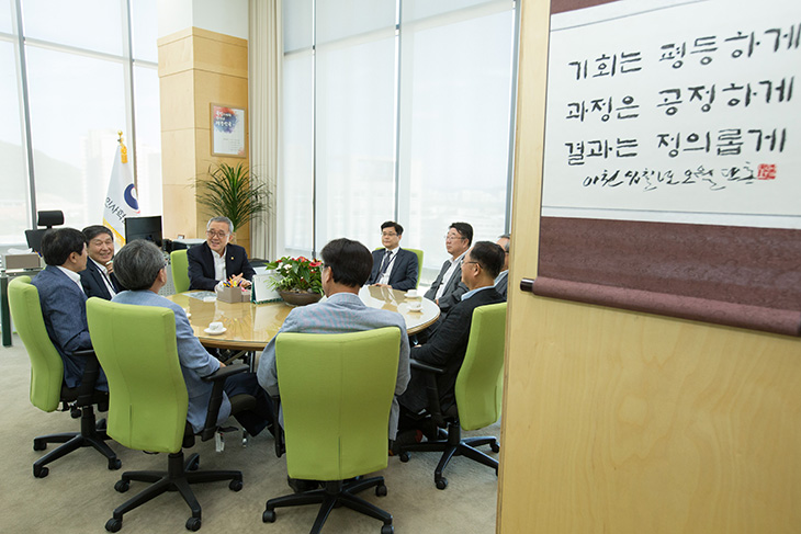 김판석 인사혁신처장이 한국인사행정학회 소속 교수들과 만나 환담을 나누고 좋은 인사제도 발전을 위한 의견을 나누는 모습 