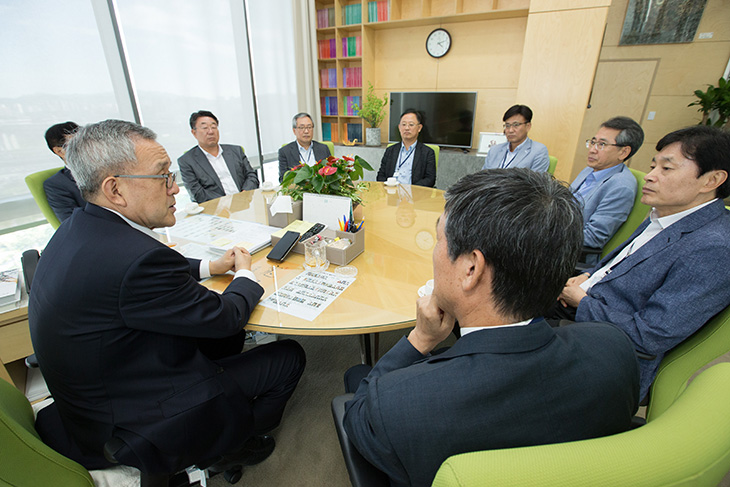 김판석 인사혁신처장이 한국인사행정학회 소속 교수들과 만나 환담을 나누고 좋은 인사제도 발전을 위한 의견을 나누는 모습 