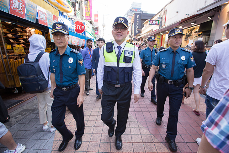 마포 홍익지구대 대원들과 순찰중인 김판석 인사혁신처장 