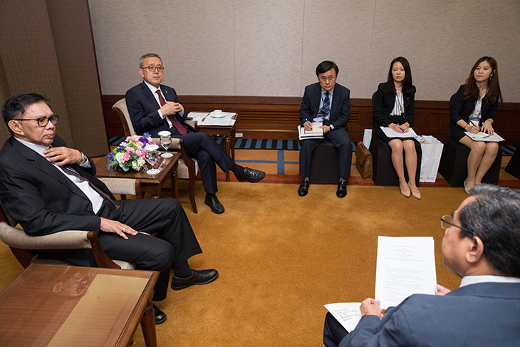 2017 EROPA에 참석한 관계자들과 둘러앉아 대화를 나누는 김판석 인사혁신처장