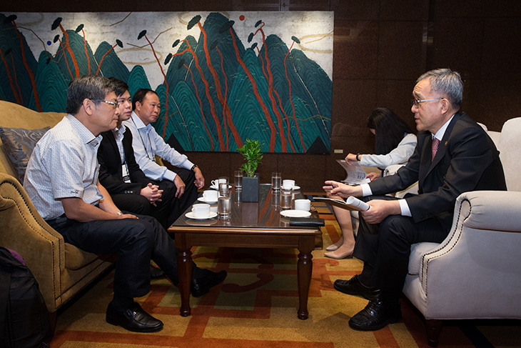 김판석 인사혁신처장과 루 끼엠 탄 베트남 국립 행정아카데미 부원장이 마주 앉아 대화를 나누고 있다.