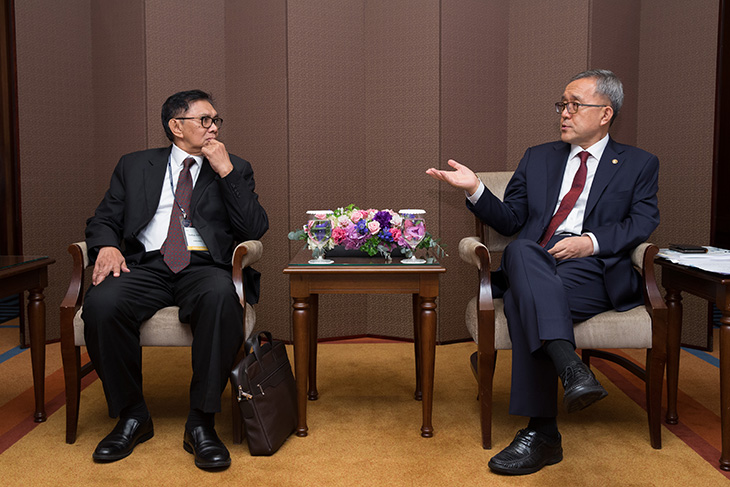 소피안 에펜디 인도네시아 인사 위원장과 나란히 앉아 대화 중인 김판석 인사혁신처장