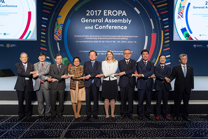 2017 '동부지역공공행정기구'(EROPA) 총회 개회식에 참석한 각 대표자들이 일렬로 서서 손을 엇갈려 잡고 기념사진을 촬영하고 있다.