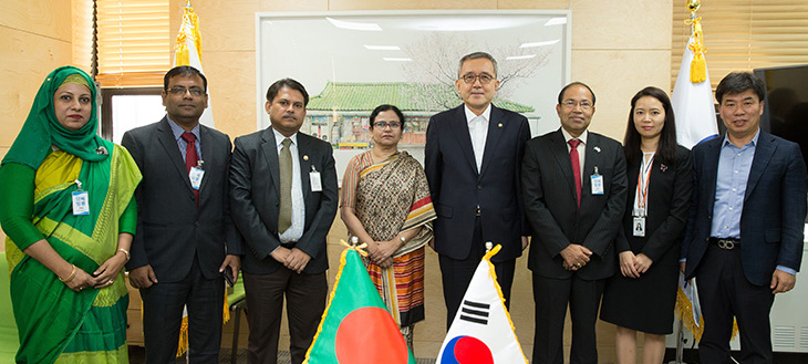 방글라데시 공무원복지위원회  대표단과 단체사진 