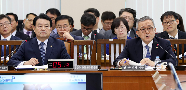 국회  행전안전회의 국정감사 진행중  김판석 인사혁신처장이 의원 질의에 대답하고 있다.