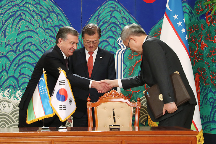 우즈베키스탄 미르지요예프 대통령과 악수를 하며 인사를 하는 김판석 인사혁신처장 