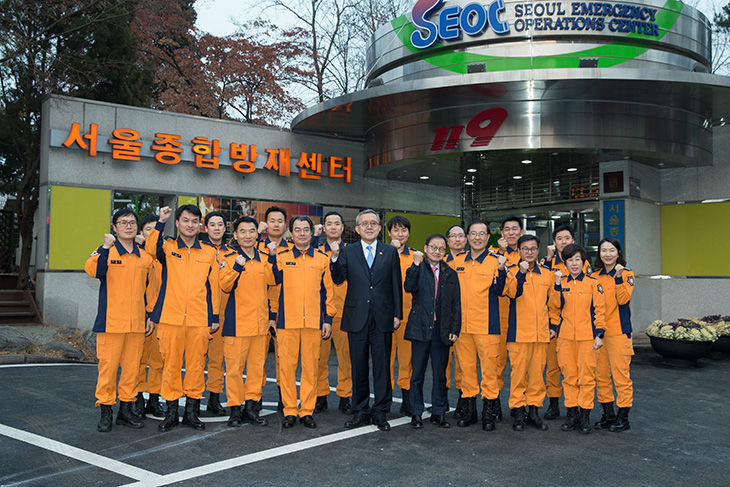 서울종합방재센터 직원들과 기념사진을 찍는 김판석 인사혁신처장