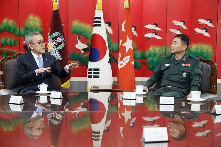 김판석 인사혁신처장이 충남 논산시 국방대학교를 방문해 김해석 총장과 환담을 나누고 있는 모습