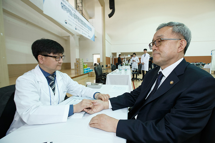 '찾아가는 건강검진(한방)' 행사장에서 한의사에게 한방검진을 받고 있는 김판석 인사혁신처장