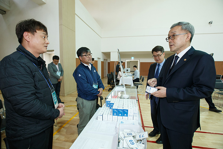 '찾아가는 건강검진(한방)' 행사장에 참석한 공무원 및 한의사·운영요원을 격려하고 있는 김판석 인사혁신처장
