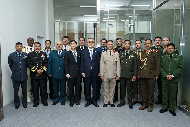 김판석 인사혁신처장과 국방대 안보과정 16개국 외국군 장교 교육생들과 단체로 사진을 찍는 모습