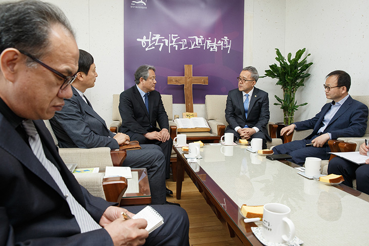김판석 인사혁신처장이 한국기독교교회협의회를 방문하여 이홍정 총무 목사와 면담하고 있다.