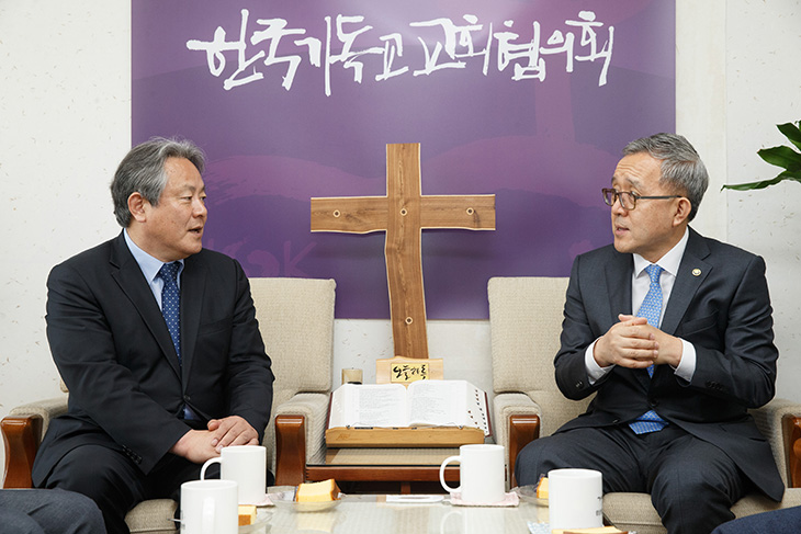 이홍정 총무 목사와 서로 바라보며 대화하고 있는 김판석 인사혁신처장의 모습