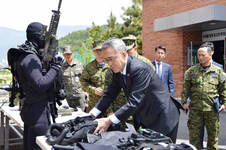 김판석 인사혁신처장이 전투 장비들을 직접 살펴보고 있다.