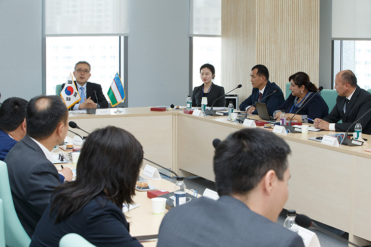 김판석 인사혁신처장이 세종시 인사혁신처를 방문한 우즈벡 국가행정아카데미 교직원들과 둘러 앉아 있다.