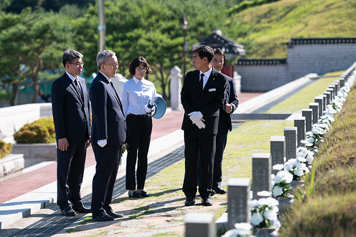 5.18 민주묘지를 방문하여 참배중인 김판석 인사혁신처장 