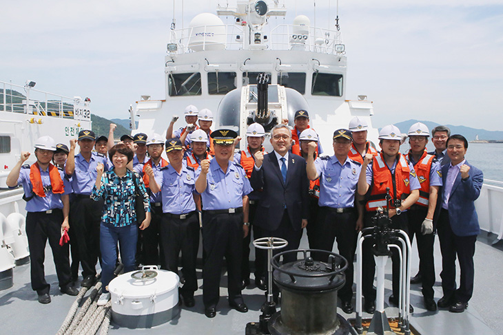 전남 여수시 해양경찰서 소속원들과의 단체사진 