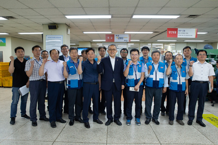 김판석 인사혁신처장과 동대문 우체국 공무원들과 다같이 기념 사진을 촬영하고 있다.