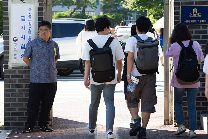 국가공무원 7급 공채 필기시험이 치러지고 있는 서울의 한 학교
