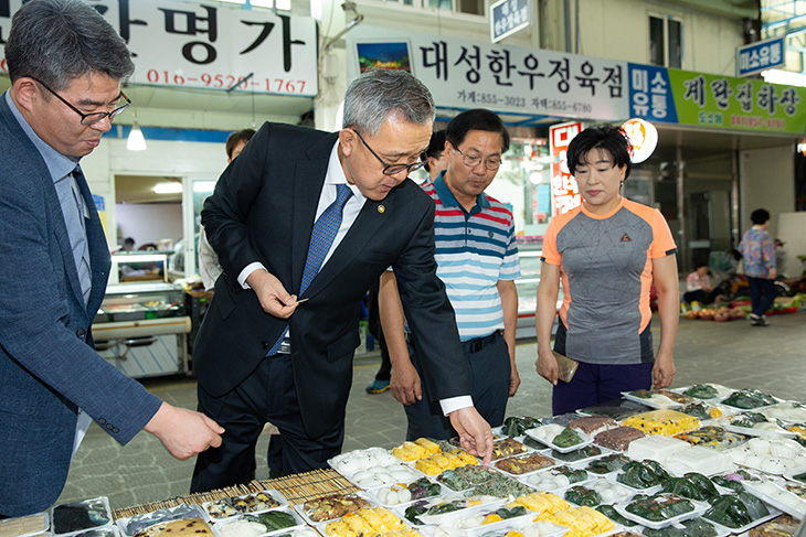 충남공주시 산성시장에 방문하여 음식을 구입하는 김판석 인사혁신처장 