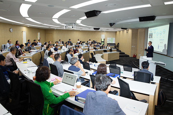통일정책지도자과정 교육생들이 김판석 인사혁신처장의 강연을 듣는 모습 