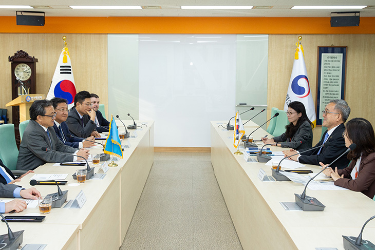 리우전민 UN사무차장과 김판석 인사혁신처장의 회담 자리