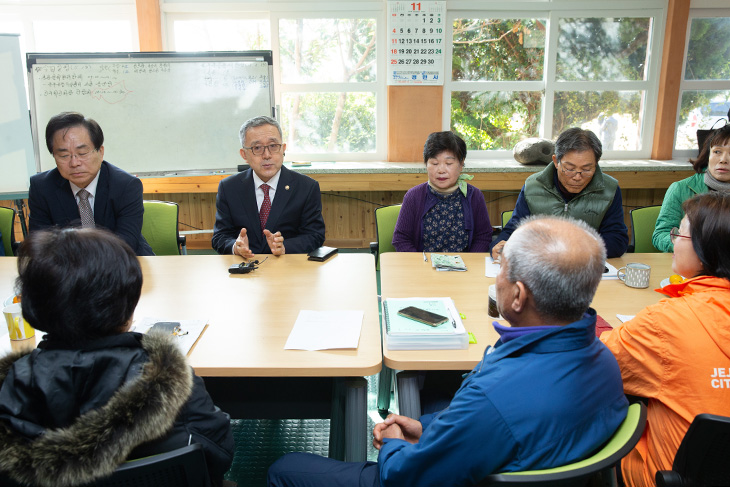 은퇴자 공동체 마을을 찾아 대화를 나누는 김판석 인사혁신처장 