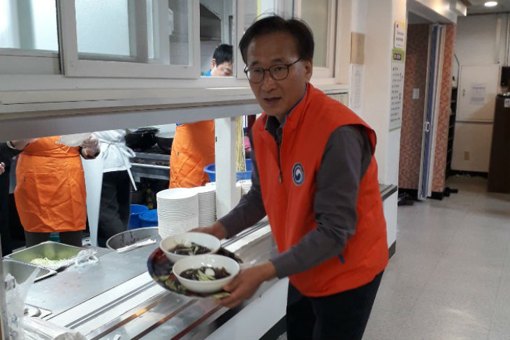 식사배식등의 봉사활동을 진행중인 인사혁신처-공무원노조(국공노)