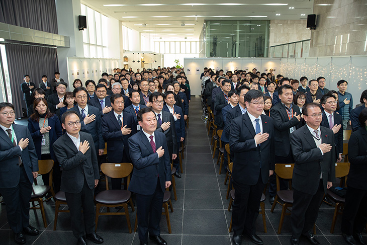 1월 2일 세종시 인사혁신처에서 열린 2019년 인사혁신처 시무식에 참석한 전 직원들이 국민의례를 하고 있는 모습