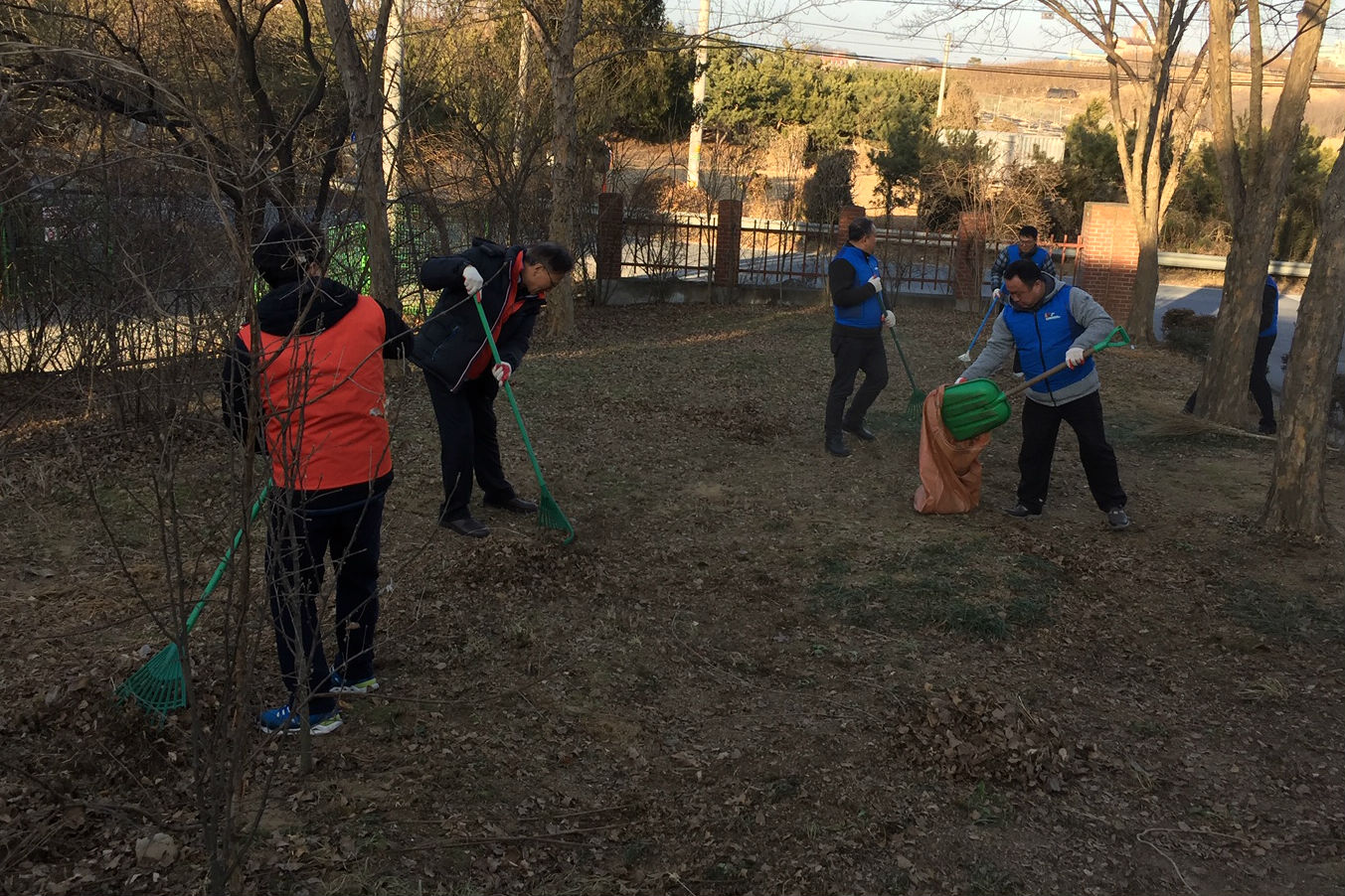 보육원의 환경미화를 위한 마당을 청소하는 공무원 노사 직원들