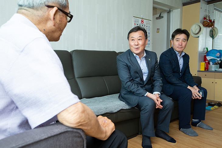 황서종 인사혁신처장이 대전시 서구에 있는 한 독립유공자 후손 가정을 방문하여 이야기를 나누고 있는 모습