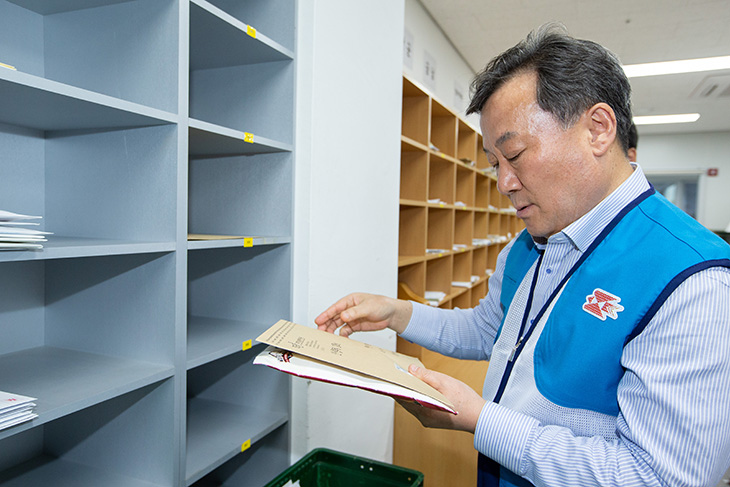 황서종 인사혁신처장이 우편물 분류작업을 체험해 보고 있는 모습
