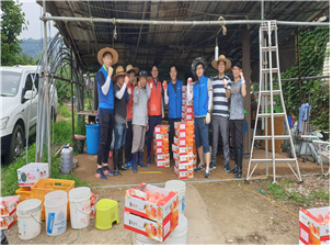 일손 부족으로 어려움을 겪는 복숭아 재배 농가에 방문한 공무원 봉사자들