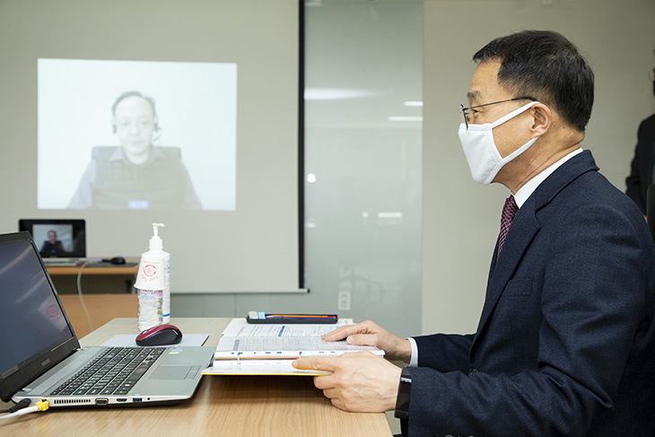 개방형 직위 응시자의 화상면접을 점검하고 있는 김우호 인사혁신처 차장