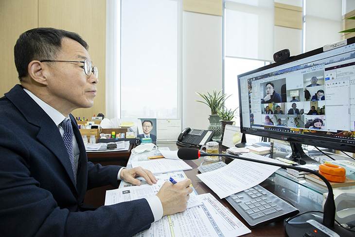 김우호 인사혁신차장이 민간 기업 및 관련 학계 교수들과 영상회의를 하고 있는 모습