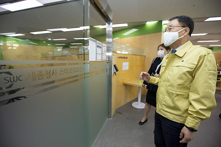 스마트워크센터에 방문해 근무환경을 살펴보고 있는 김우호 인사혁신처 차장