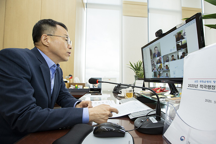 김우호 인사혁신처 차장이 영상회의로 적극행정 실행계획에 대한 주제로 이야기 나누는 모습