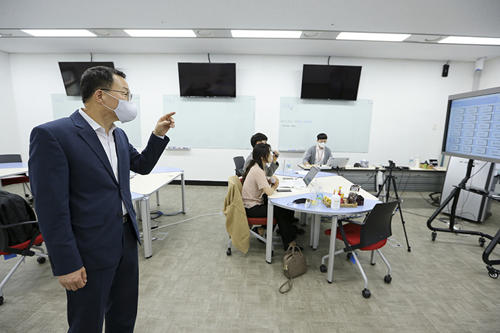 실시간 온라인 강의를 하고 있는 교수들의 모습을 바라보는 김우호 인사혁신처 차장