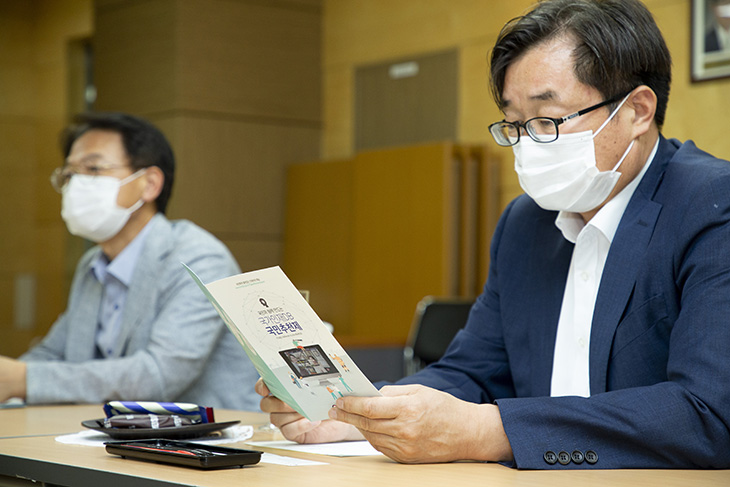 국가인재DB 국민추천제 책자를 살펴보는 충북지방변호사회 관계자