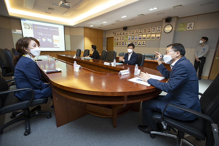 관세국경관리연수원의 회의실에서 이루어지는 온라인 교육 현장을 살펴보는 김우호 인사혁신처 차장