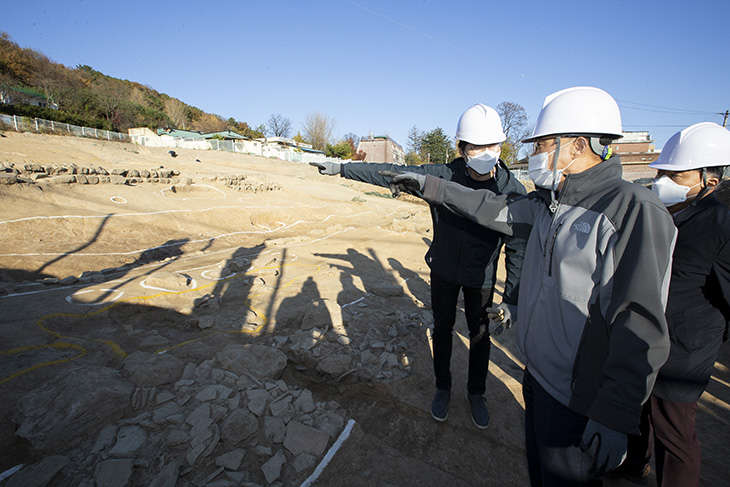 충남 부여군의 문화재 발굴현장을 방문한 김우호 인사혁신처 차장